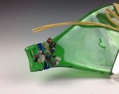 Eco-Friendly Emerald Green Bottle Cheese Tray with Natural Beads