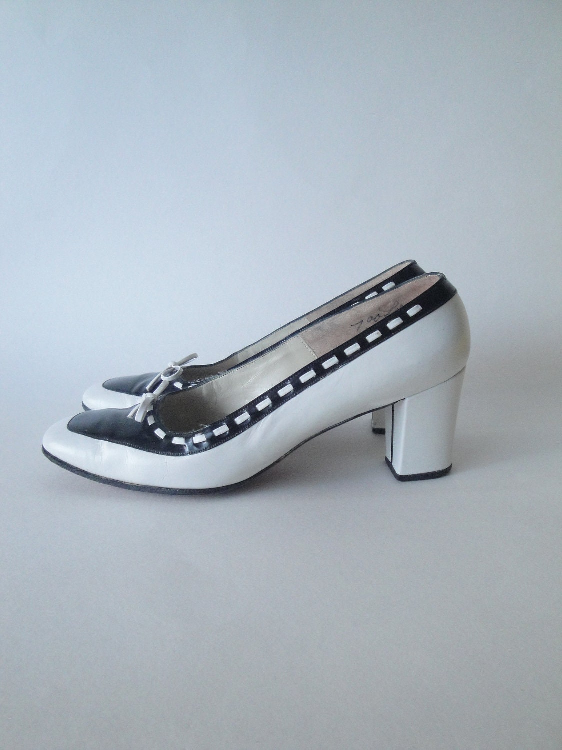 Vintage White Leather Shoes Evins Black with a Bow size 7.5
