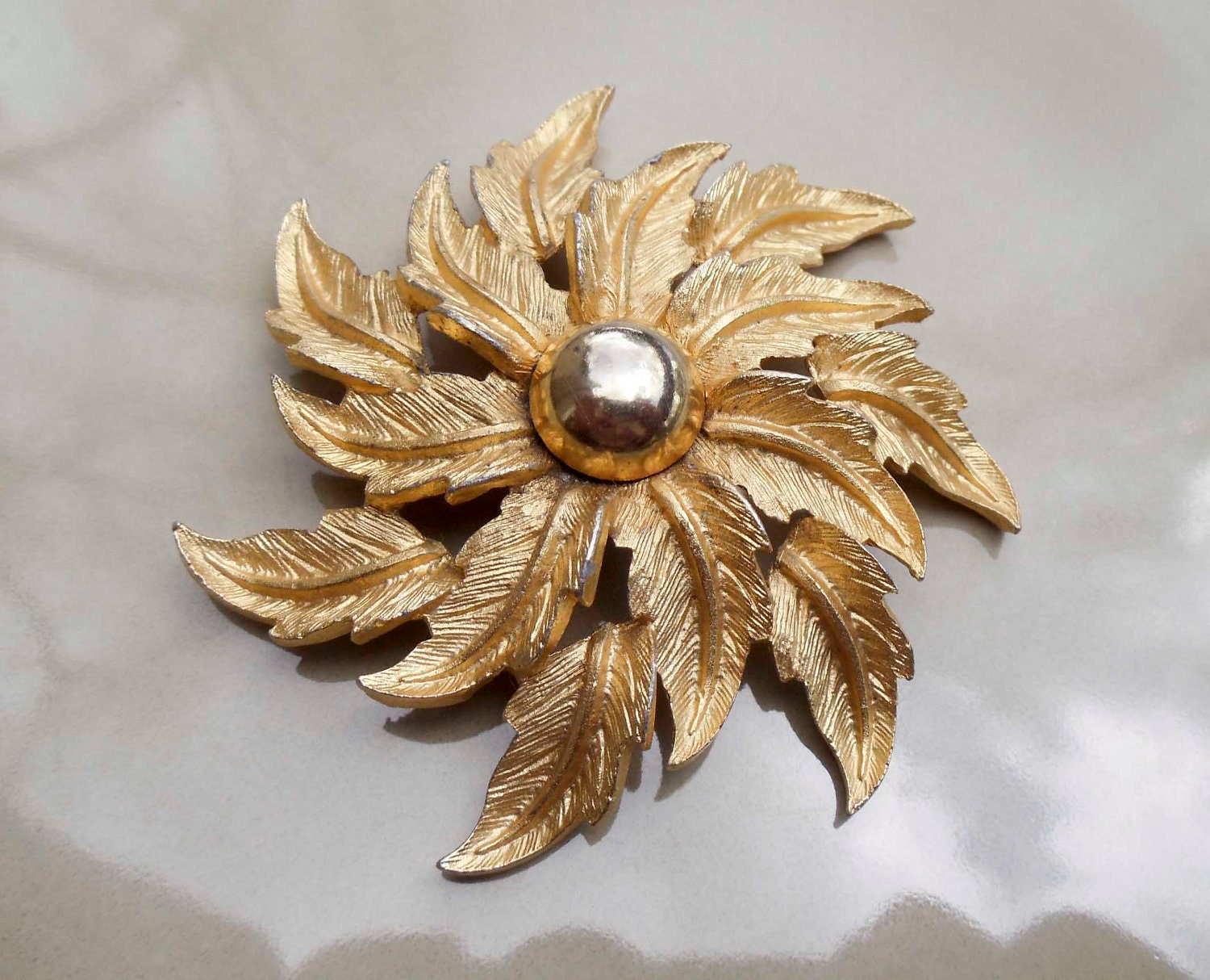 Vintage gold leaf wreath brooch