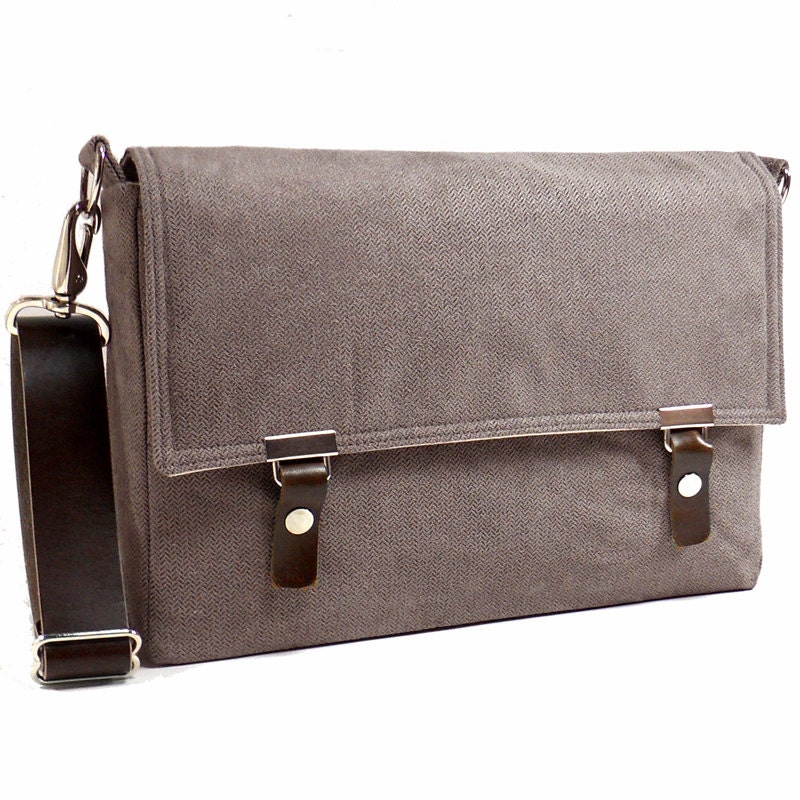 15" Laptop messenger bag with leather strap - light brown herringbone
