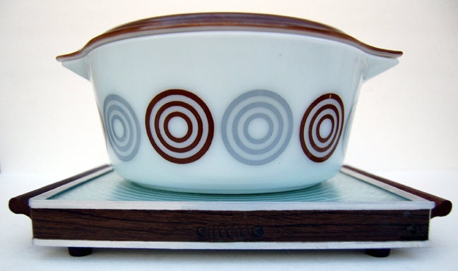 MINT - Mid Century Modern Cosmopolitan Casserole Set  with Salton Electric  Hotplate and Pyrex Casserole Lidded Dish