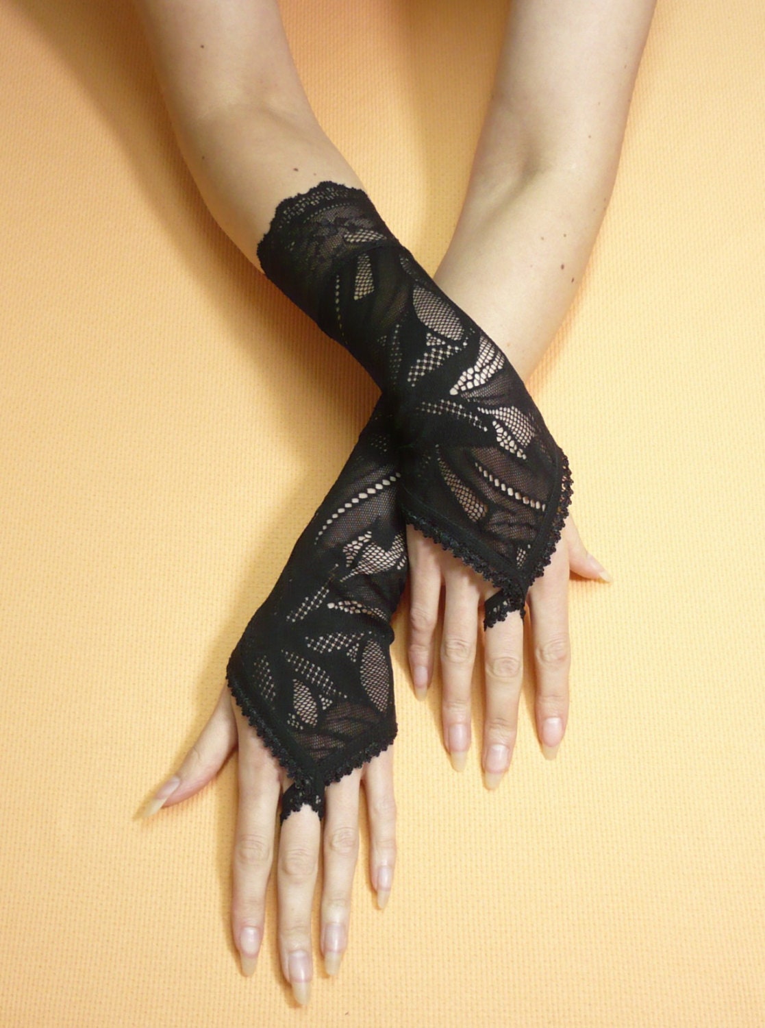 Black Lace Gloves with Finger Loop, Gothic Gauntlets, Vampire Wedding, Baroque, fingerless, Victorian, Belly Dance