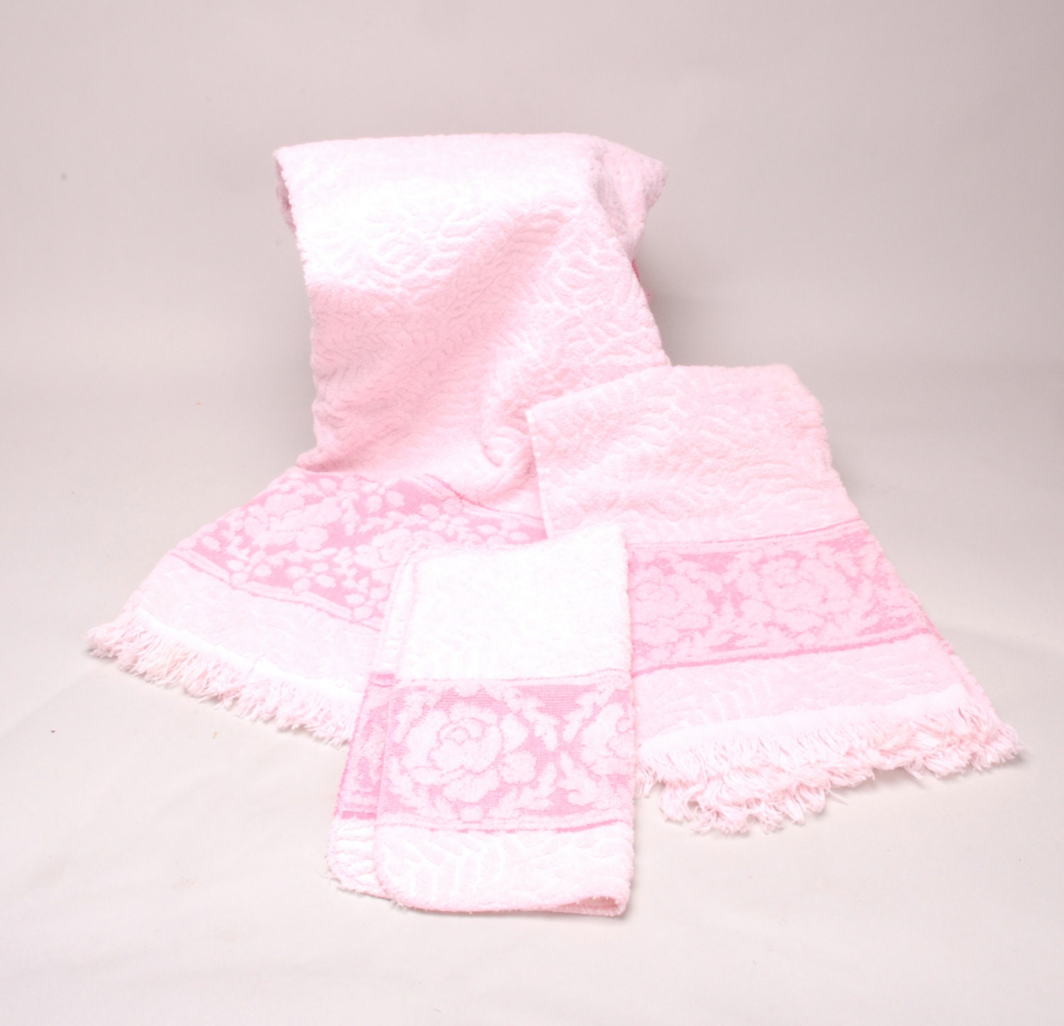 Vintage midcentury pink bathroom 3 towel set  like new