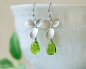 Silver and green earrings, Peridot green earrings, Silver orchid earrings, Small earrings green, Green glass earrings, Green teardrop