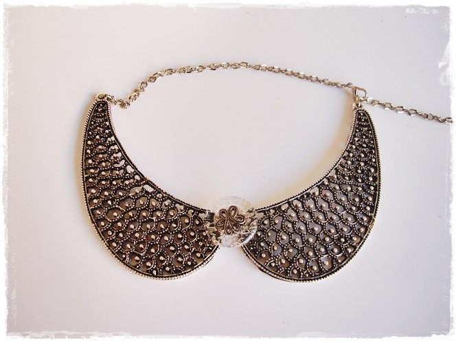 Tarnished silver color Metal peter pan collar necklace