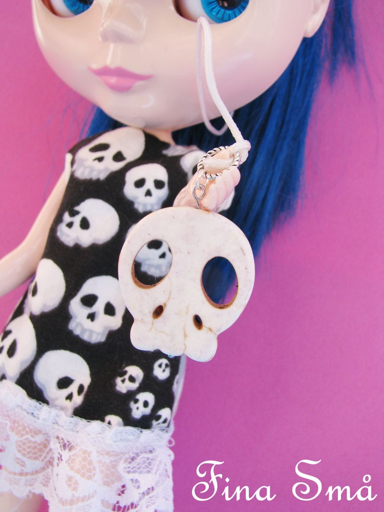 SALE LAST CHANCE Sand coloured dyed howlite Skull Pull Ring Charm for Blythe Doll punk gothic rock n' roll