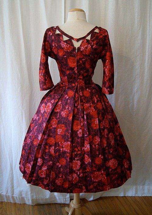 Lovely 1950's red floral print satin new look party dress holiday pin up girl glamour - size Medium