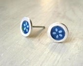 Bule Flower stud earrings - Japanese chiyogami paper - tiny silver accessory