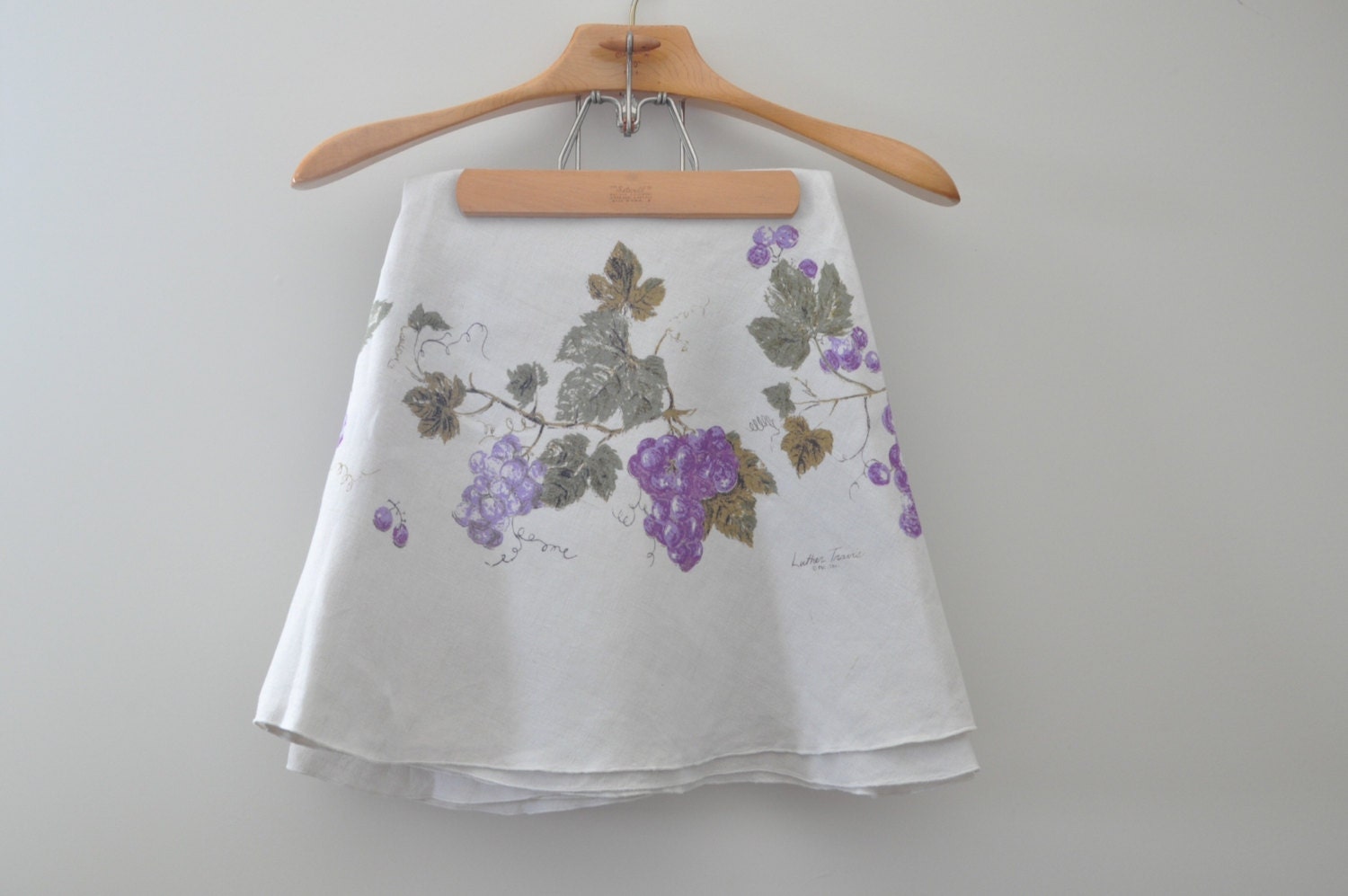 Vintage Luther Davis Purple Grapes Round Linen Table Cloth Signed