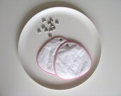 white pot holders with pink biais - minimal kitchen - white and pink - ostat