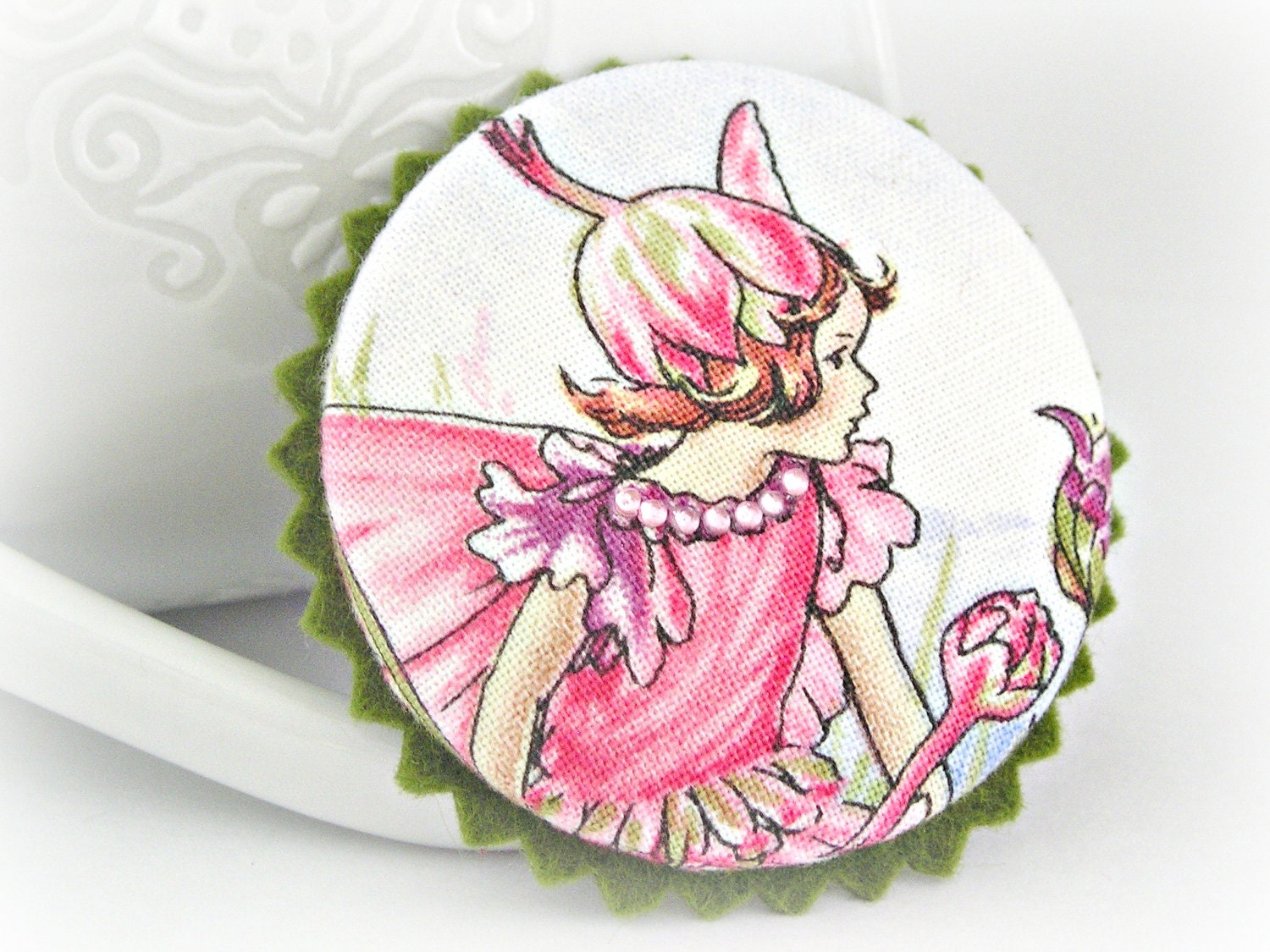Sweet fairy in pink - OOAK button brooch - Fabric and felt - Vintage style