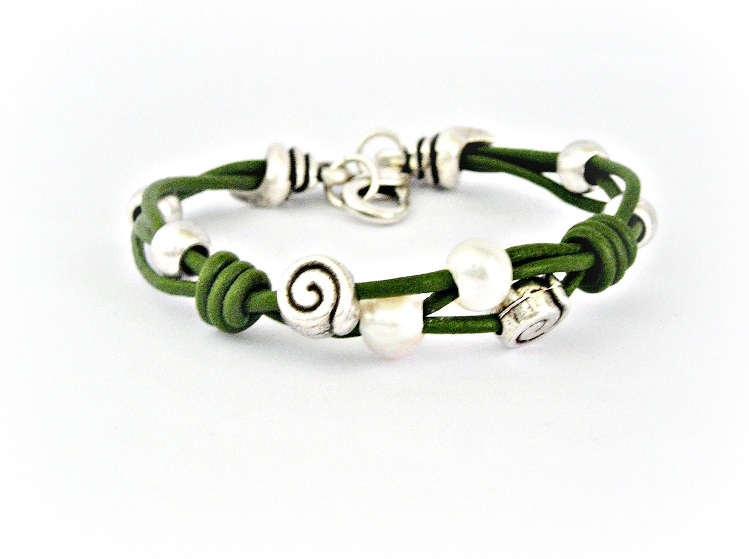 Sea shells and pearl green leather bracelet zamak