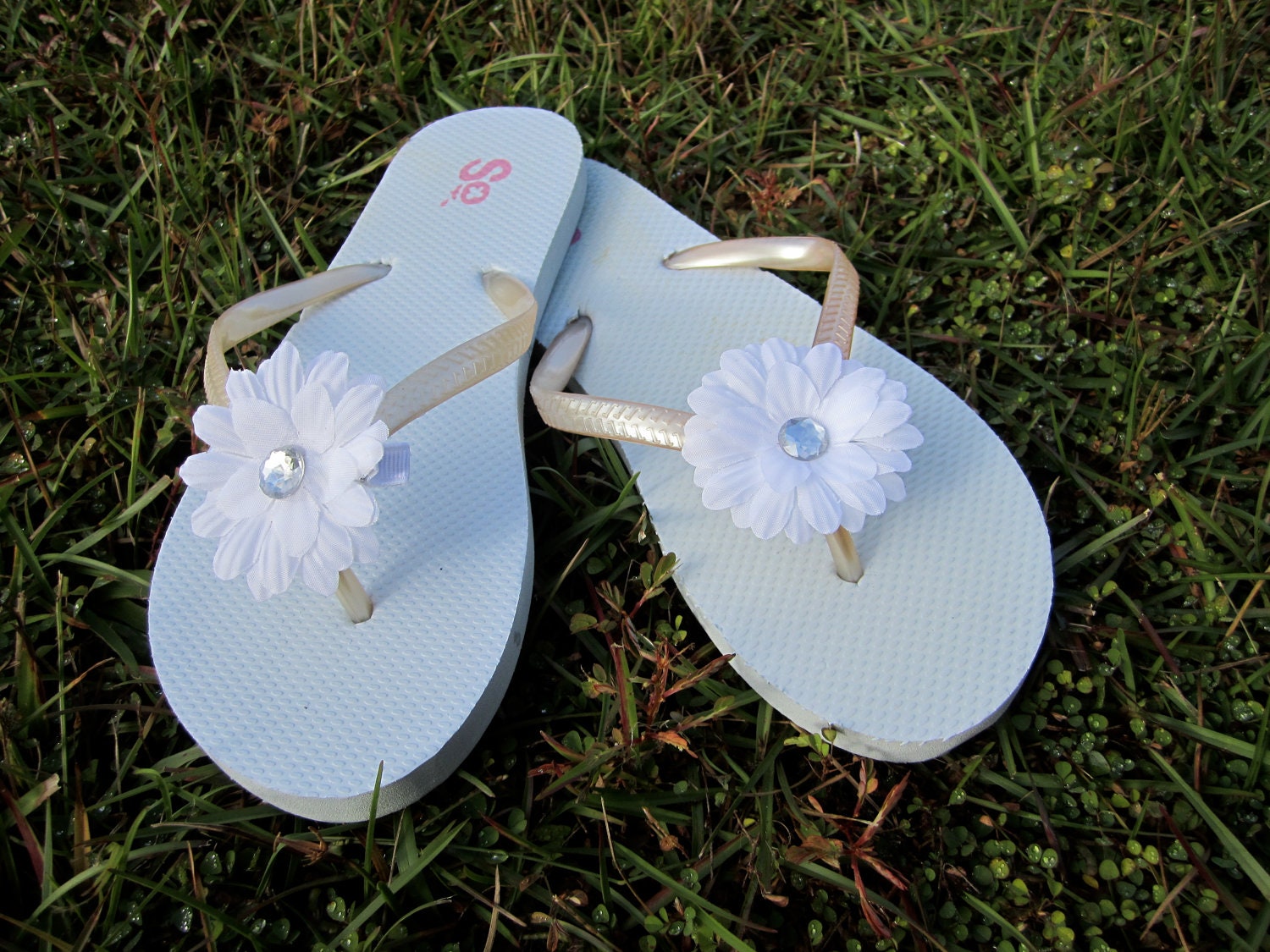 White Daisy Flip Flops: size 7/8