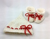 ON SALE Newborn knitted elf hat and booties - newborn set - holiday photo prop - pixie hat and booties - BitsOfFiber