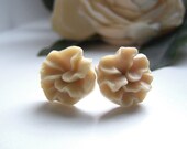 the camel victoria earrings.