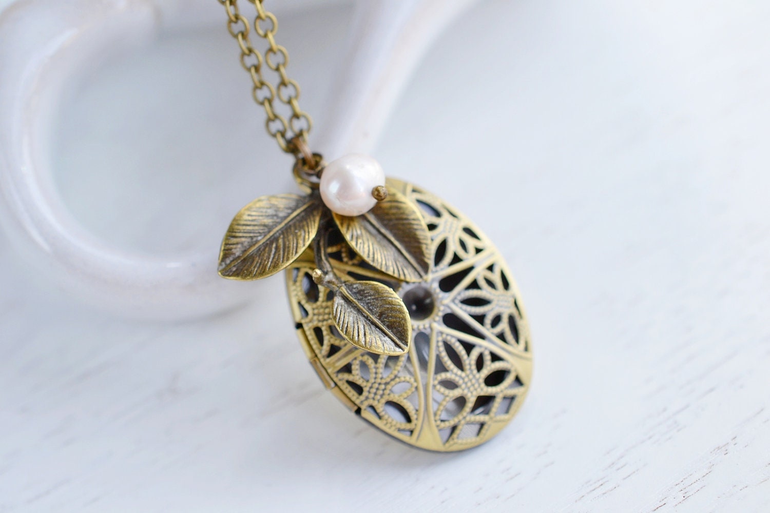 Locket Necklace, Leaf Charm Locket Pendant,Antique Brass Oval Locket, Garden Jewelry, Pearl Necklace,Vintage Inspired Locket Necklace, Leaf