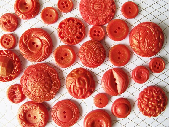25 Edible Chocolate Buttons: Red & Amber Gold