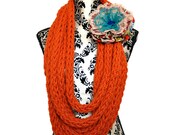 Chunky chain scarf with a twist
