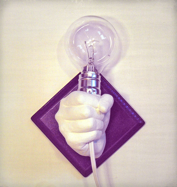 Hand Holding Bulb Wall Lamp (Deep Purple)