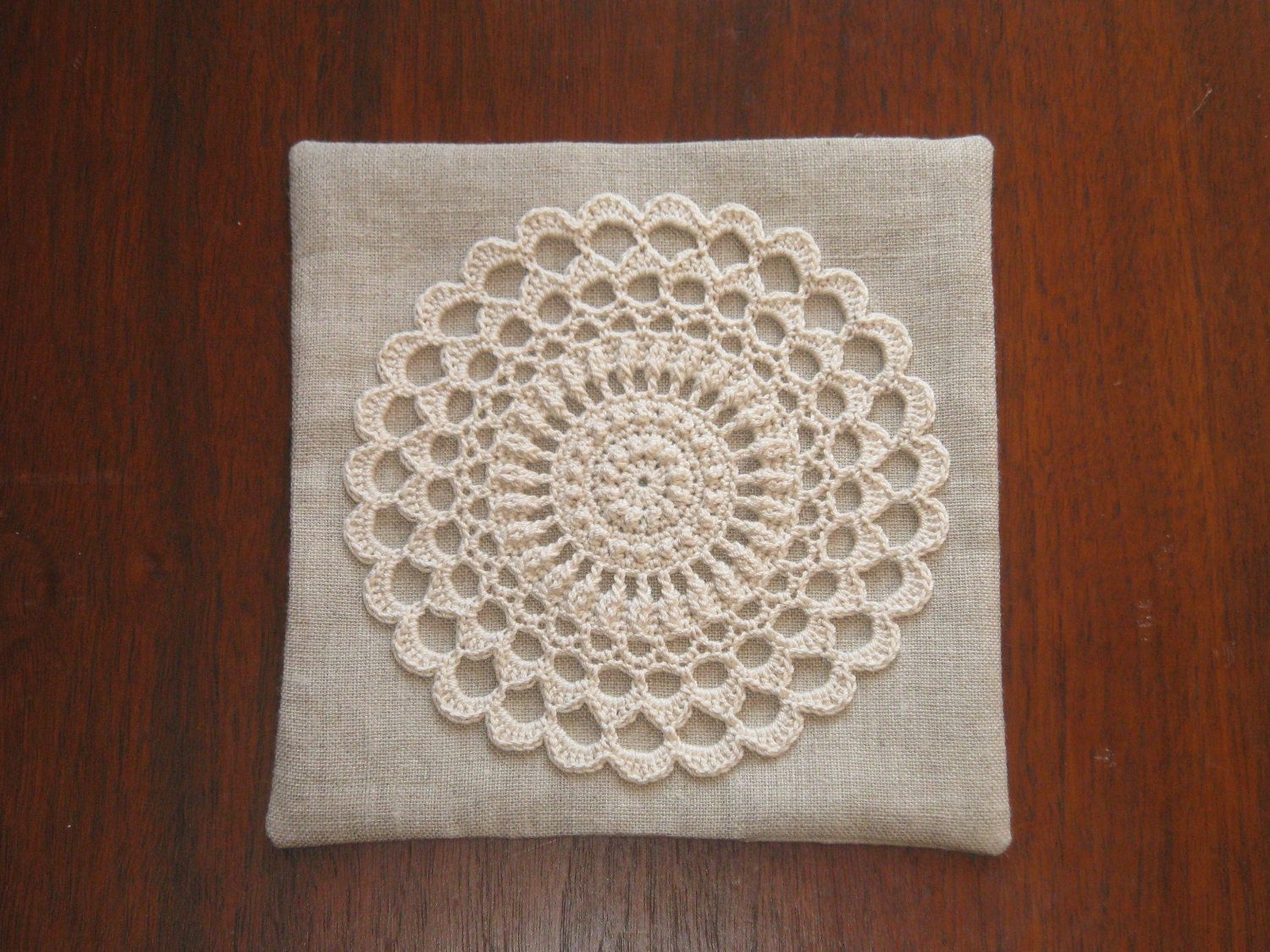 Linen & Cotton fabric tea pot coaster with a doily : Chrysanthmum