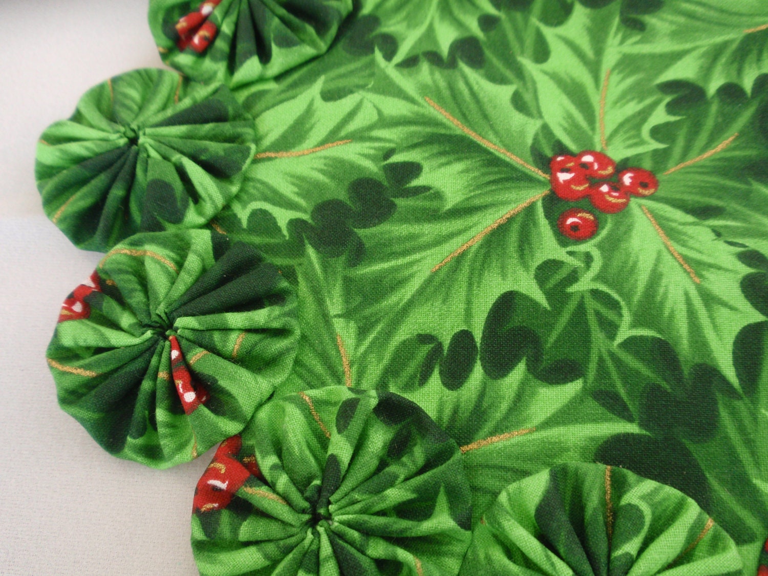 Green Christmas Holly with Red Berries Yo Yo Doily/Candle Mat