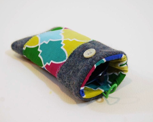 Moroccan Tile Sunglasses Case Felted Wool / Elastic Button Closure / Navy Gold Green