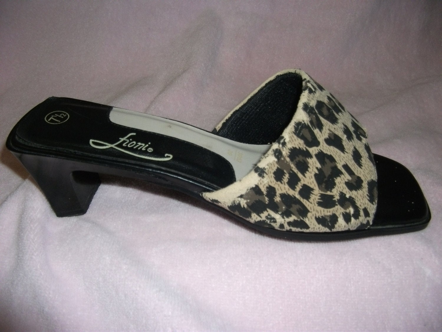 1 DOllAR SAlE Vintage Ladies Leopard Print Slides 2 1/4" Heel size 7 1/2 Now Only 1 USD
