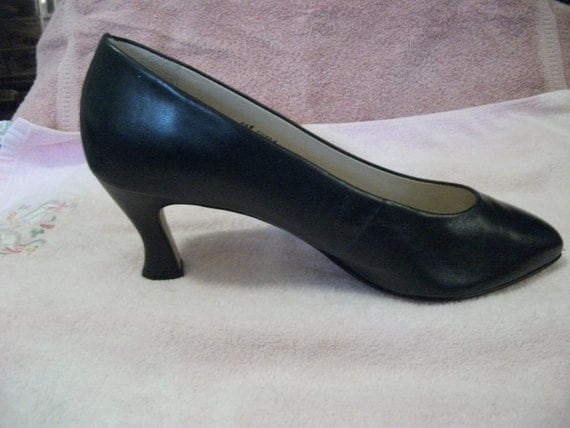 Vintage Ladies Navy Blue Leather Pumps with 2 1/2" Kitten Heel by Worthington Size 9 1/2 Wide Only 12 USD