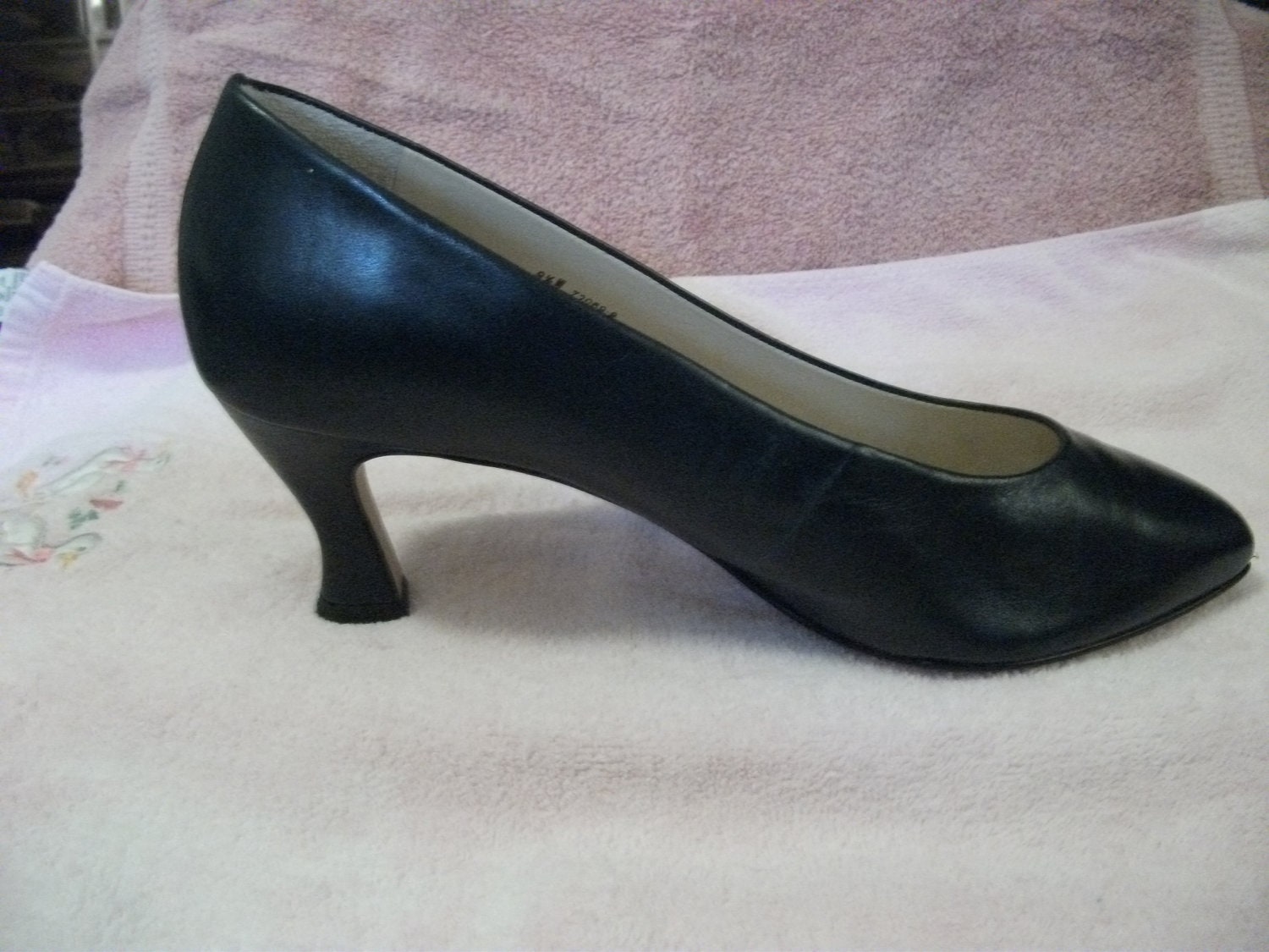 Vintage Ladies Navy Blue Leather Pumps with 2 1/2" Kitten Heel by Worthington Size 9 1/2 Wide Only 12 USD