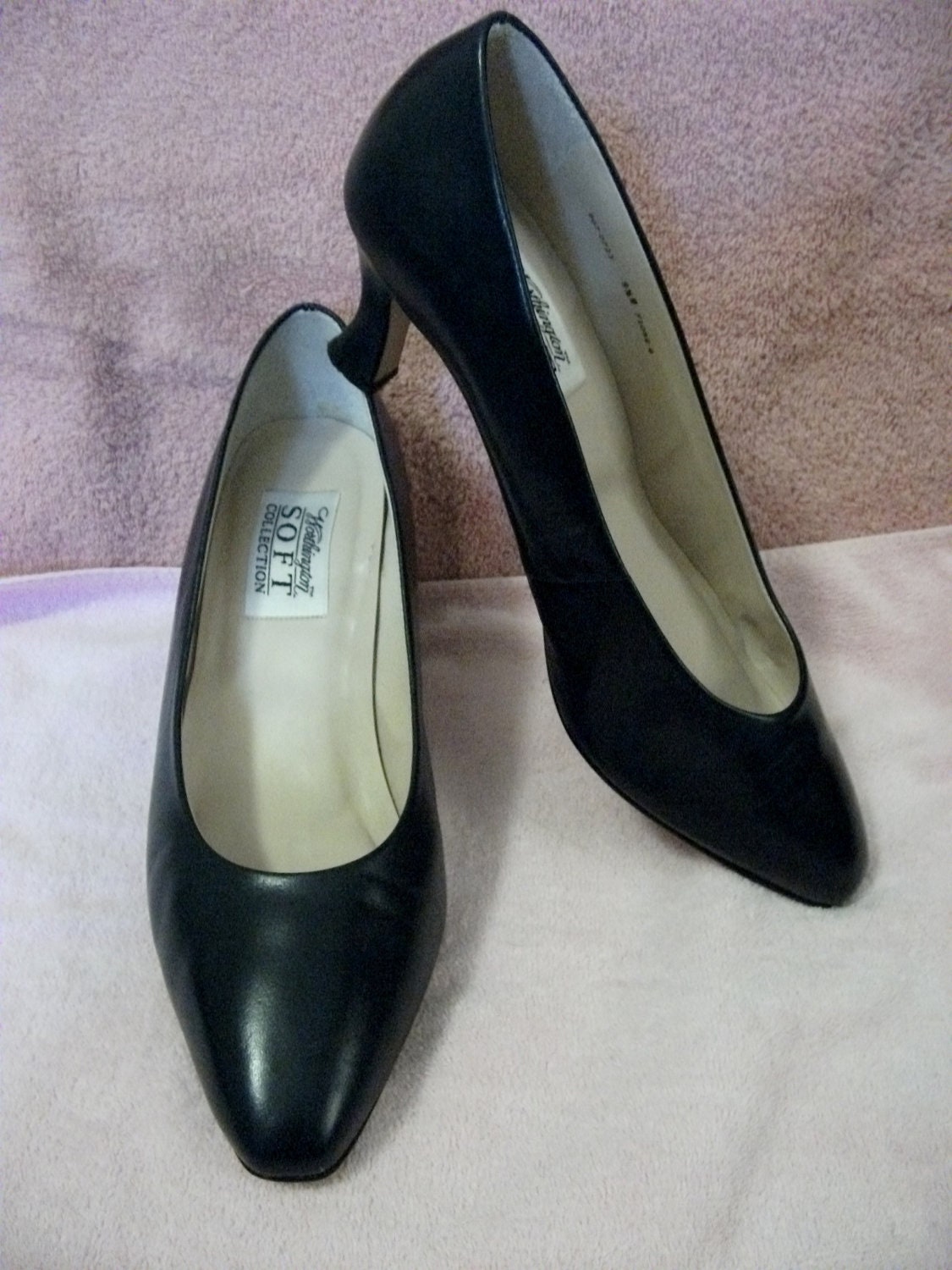 Vintage Ladies Navy Blue Leather Pumps with 2 1/2" Kitten Heel by Worthington Size 9 1/2 Wide Only 12 USD