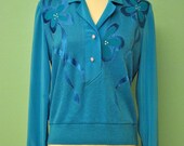 Vibrant Vintage 1970s Blouse - 70s Sweater in Bright Blue with Inlay Flowers - Hippie Floral Mod Button Up