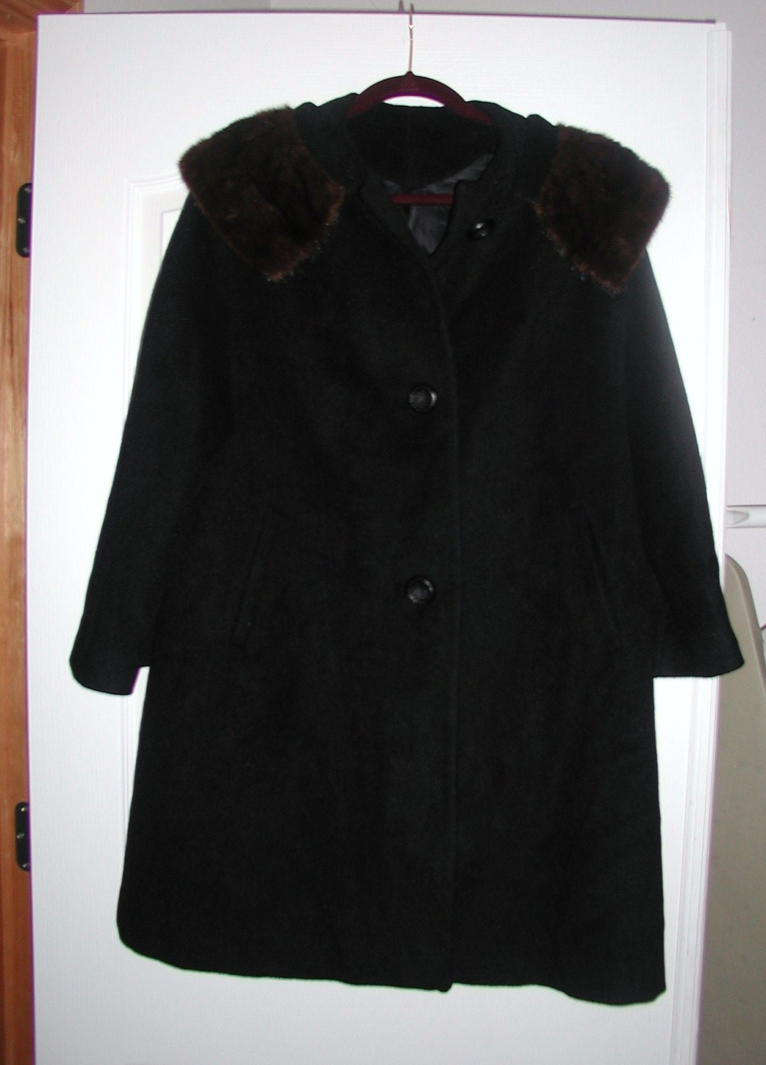 10% Discount..VINTAGE Sale SO.. RETRO.. Vintage 1960s Jackie O .. Black Wool Coat with fur Collar