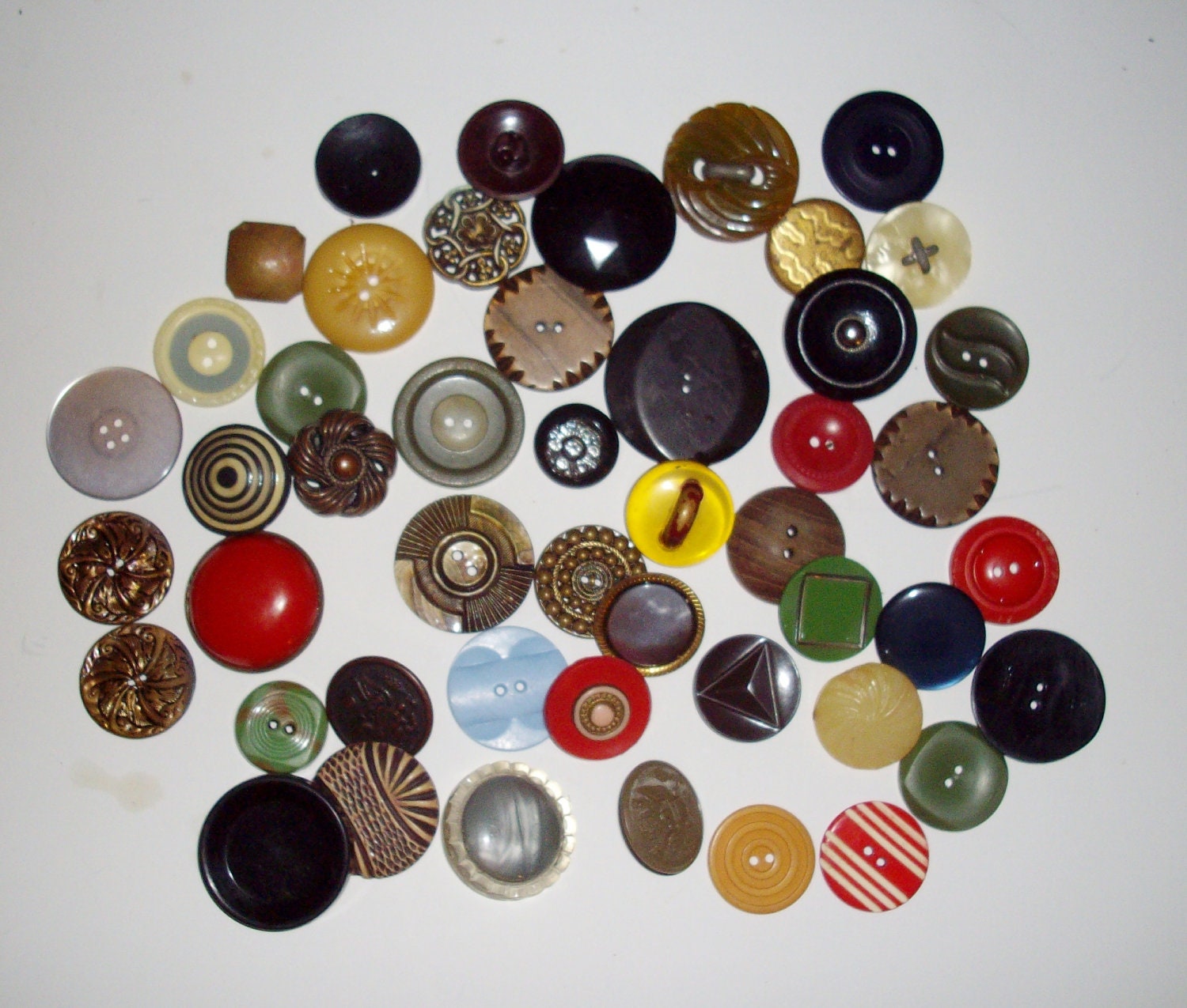 Vintage Button Lot 48 Large Buttons Celluoid Bakelite Plastic Metal