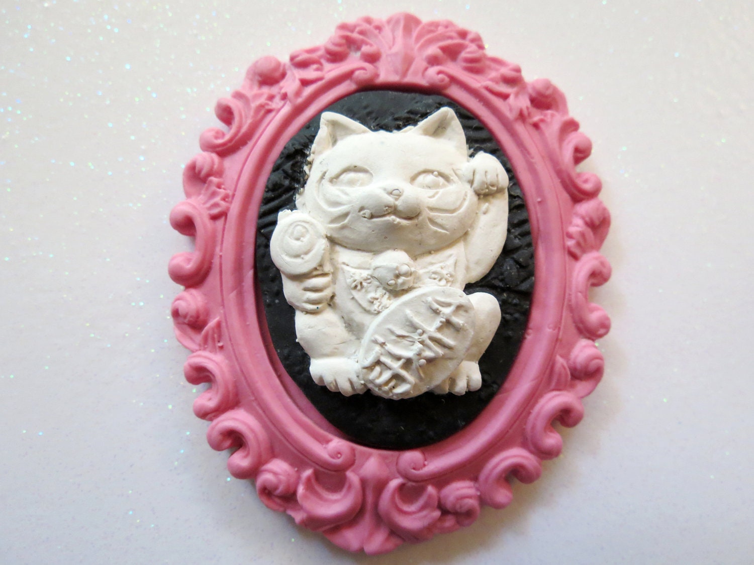 Lucky Cat Cameo Brooch OR Pendant (pink)