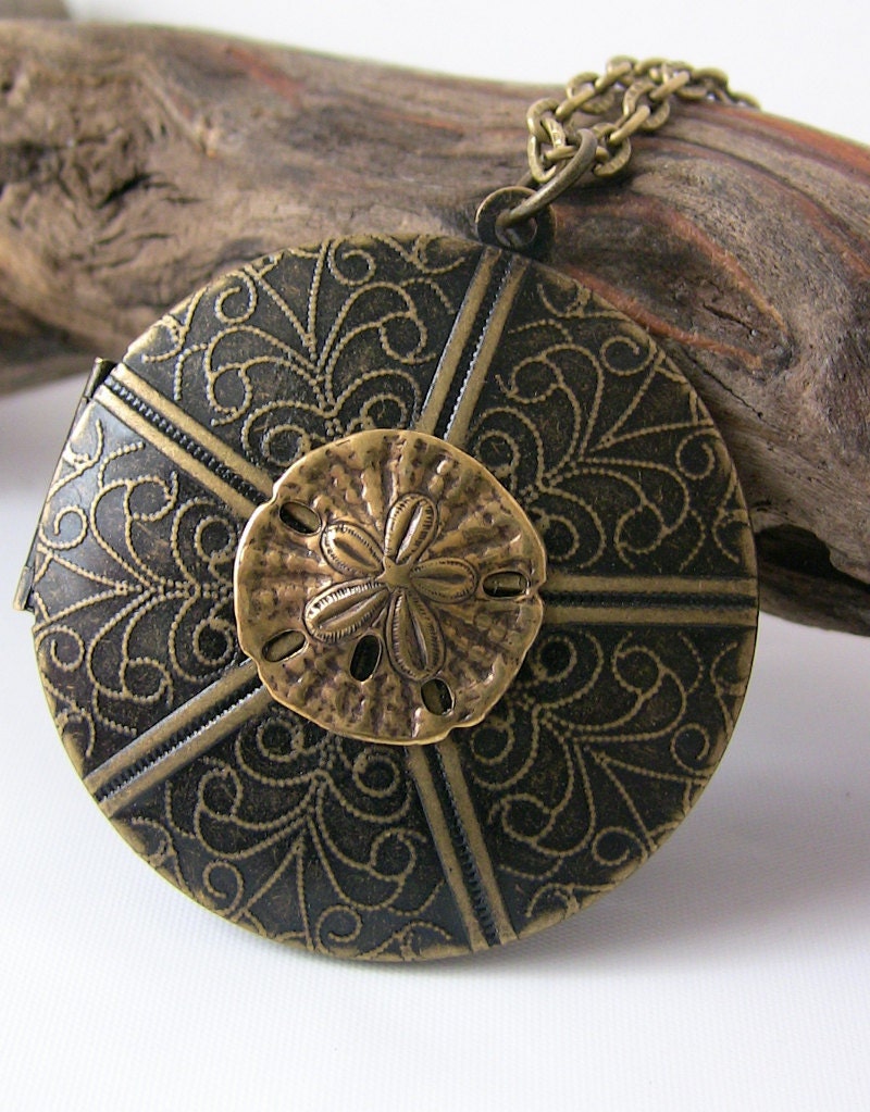 Antique Locket Sand Dollar Necklace / Vintage Style Jewelry / Ocean Inspired / Unique Locket / Beach Wedding Gift