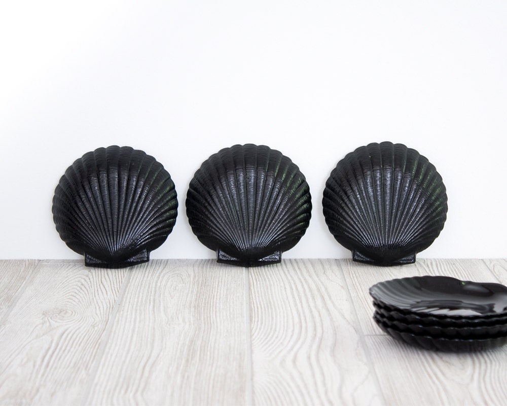Shell Dishes Black, Set of Six