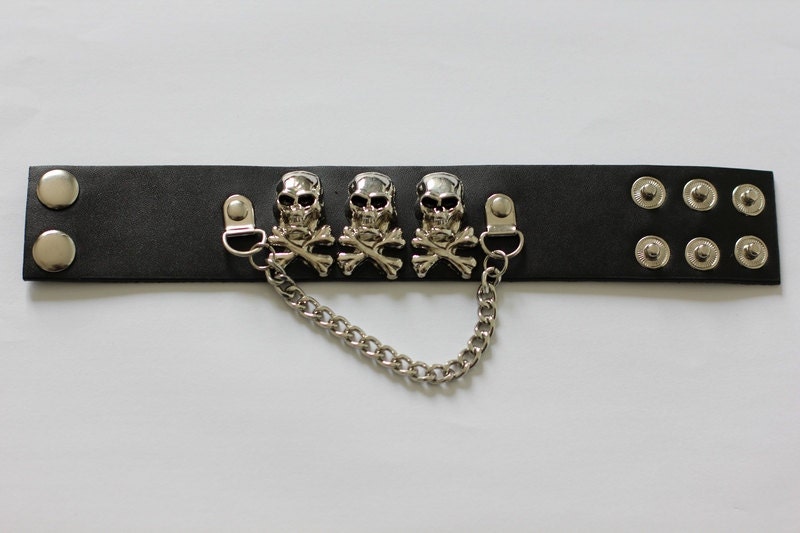 380 Handmade black leather bracelet,  inlaid metal skull punk & pirate style, decorated by a metal chain, suitable for street sports wear