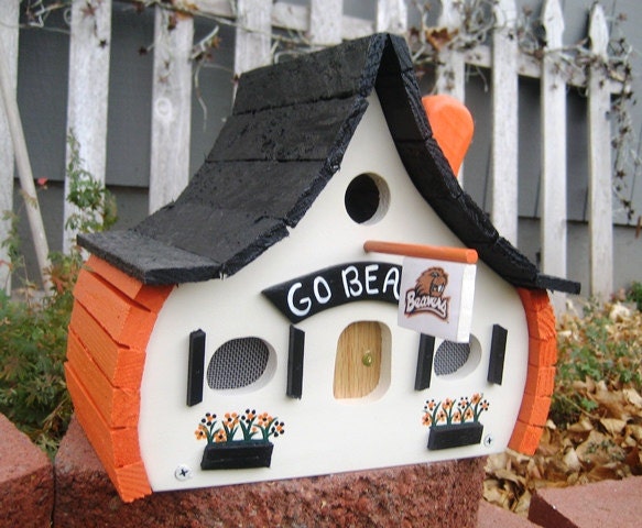 Wonderful Oregon State University "Go Beavs" Birdshack... so unique...