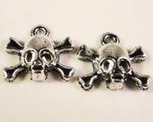 Silver Skull Charms 15x15mm Antique Silver Tone Metal Skull and Crossbones Skeleton Halloween Charm Pendant Jewelry Findings 10pcs