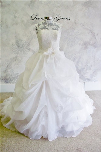 Sleeveless Lace Wedding Dress