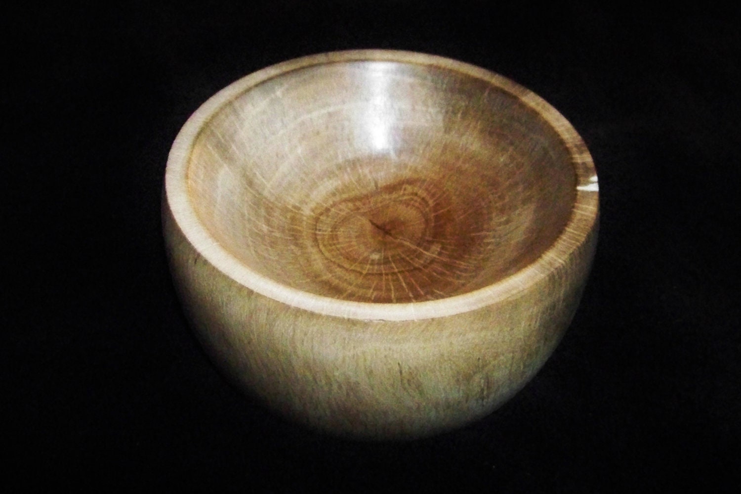 Sweet Gum Bowl With Simple and Hearty Design