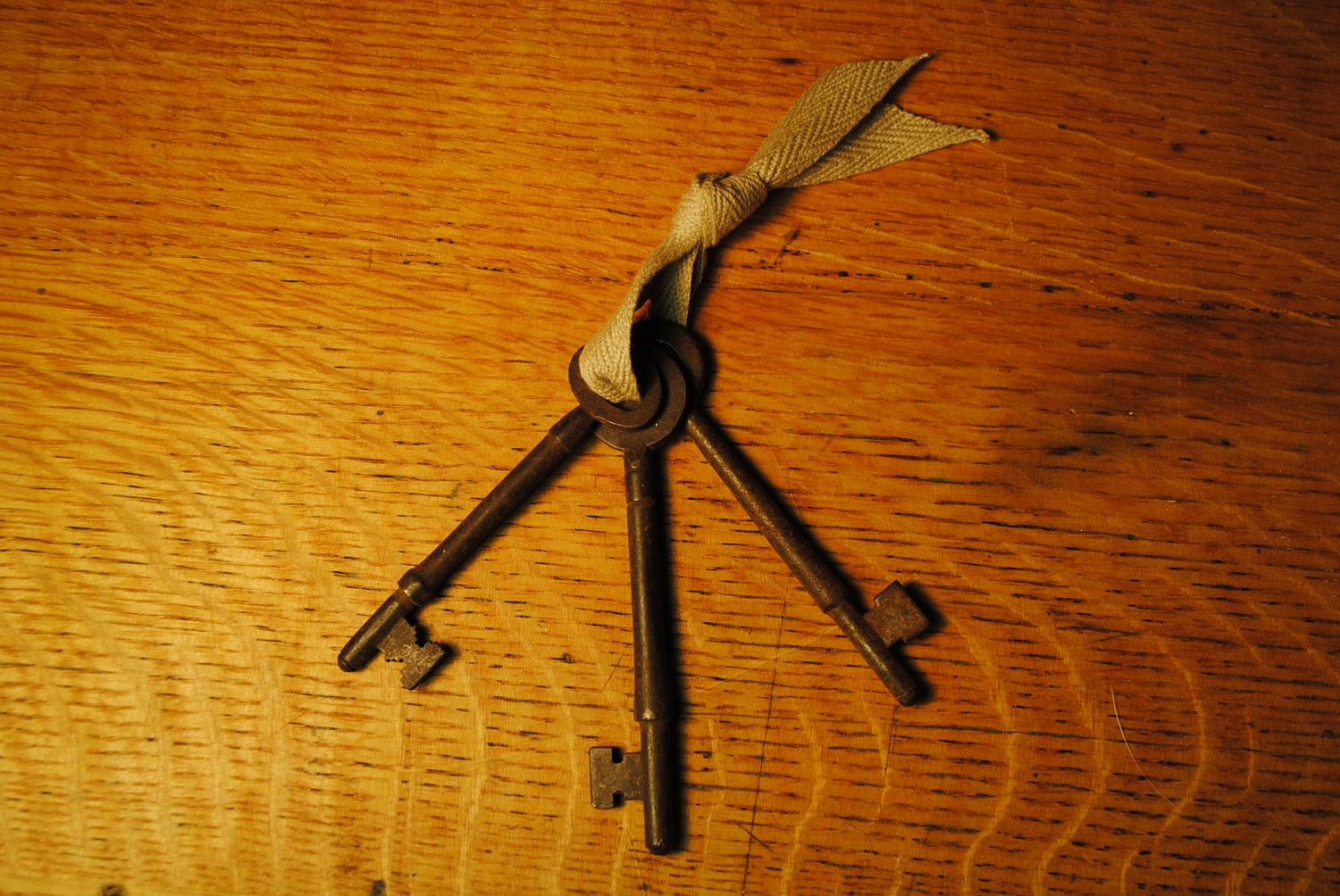3 keys ENGLISH SCHOOL keys made in great britian  ANTIQUEgreat collection england 1920s great collect vintage skeleton keys  lot number 13
