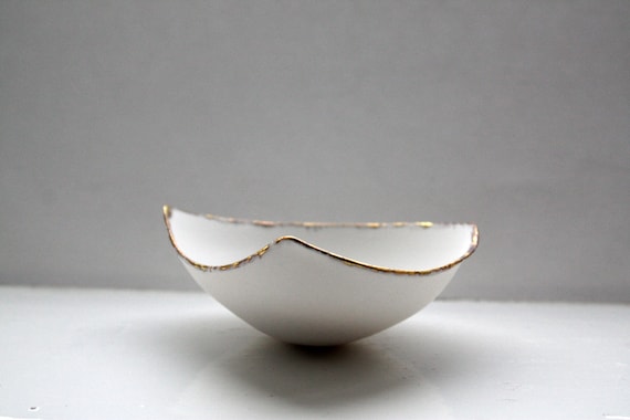 Stoneware fine bone china bowl with 10% real gold resembles a small boat.