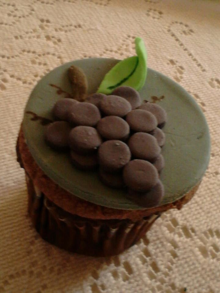 12 A Grapey Fondant Cupcake Topper