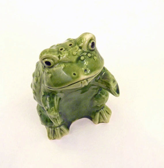 Vintage Cheese Shaker - Frog or Toad Shaped, Salt Pepper Shaker, Figurine - Kitchen Decor, Collectible, Home Decor - Green - 6 x 2