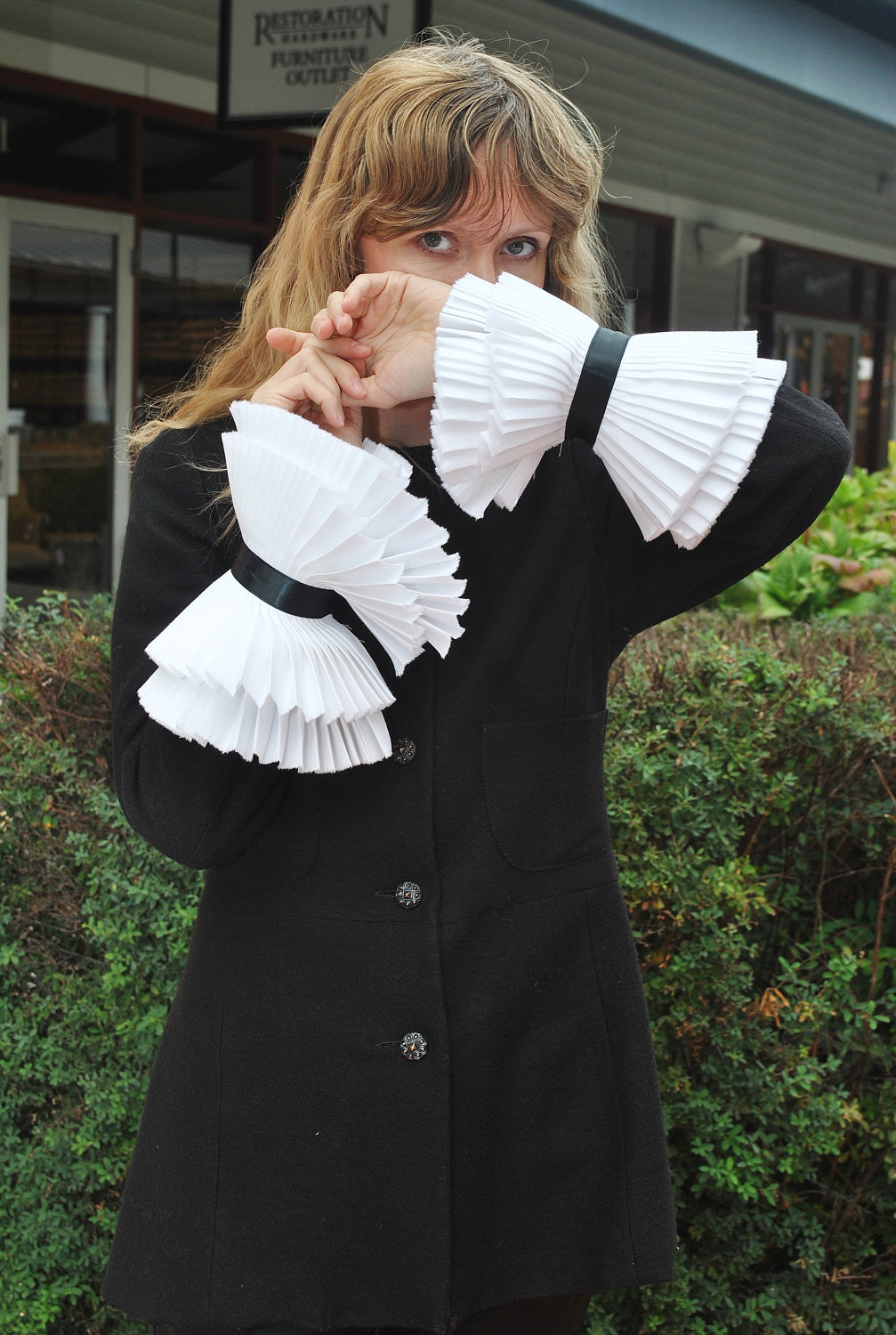 Ruffled cuffs/ Black and white/ Big ruffled cuffs/ Ruffled detailed cuffs/ rusteam teamstyle tt team bioteam