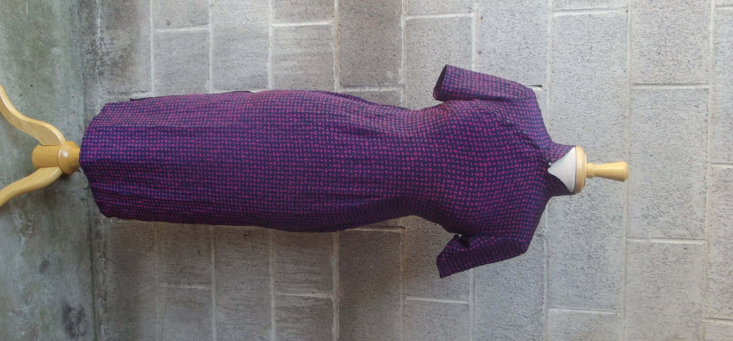 1960s Short Sleeved Asian Silk dress with Mandarin Collar, Size Small