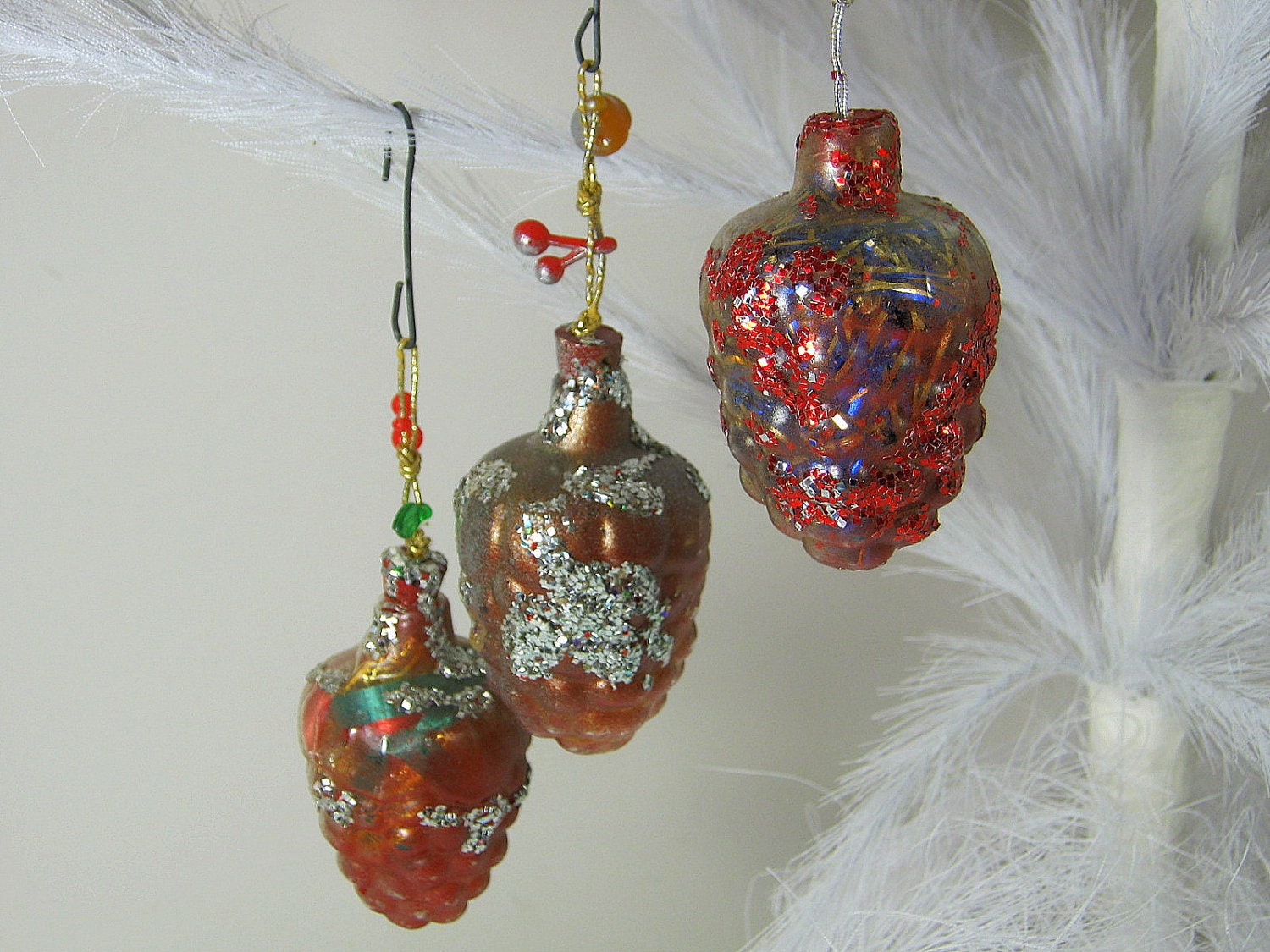 Vintage Glitter Ornaments Plastic Pinecone Ribbon Christmas Tree Set/7
