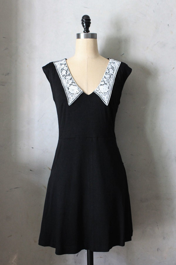 AN EDUCATION - White lace collar vintage inspired little black dress with pockets // stretch ponte knit // v neck // victorian