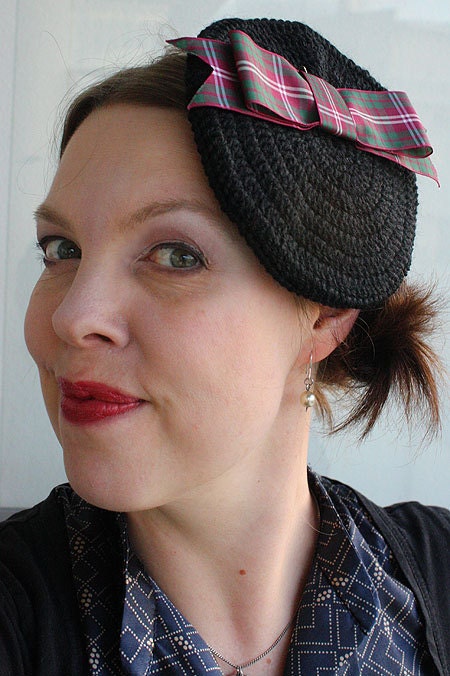 Ofelia - miniberet with a tartan bow (SALE - normal price 33 USD)
